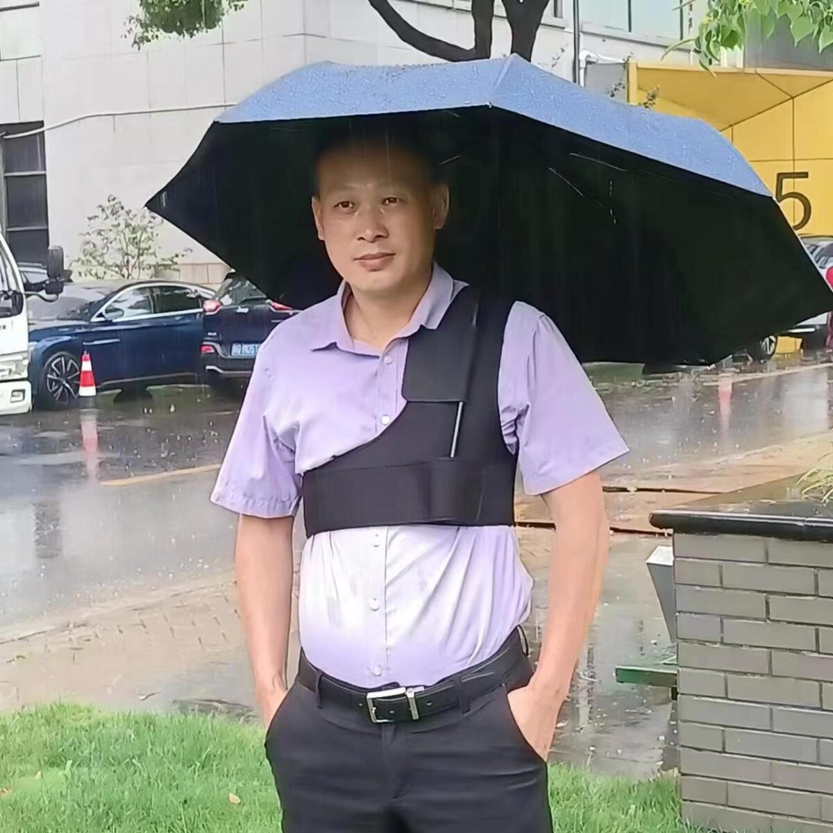 손이 필요 없는 새로운 휴대용 두꺼운 우산. 자외선 차단과 자외선 차단을 위한 이중 용도 우산 - 이미지 1