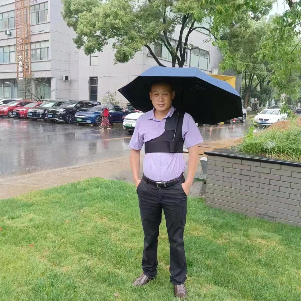 손이 필요 없는 새로운 휴대용 두꺼운 우산. 자외선 차단과 자외선 차단을 위한 이중 용도 우산 - 이미지 2